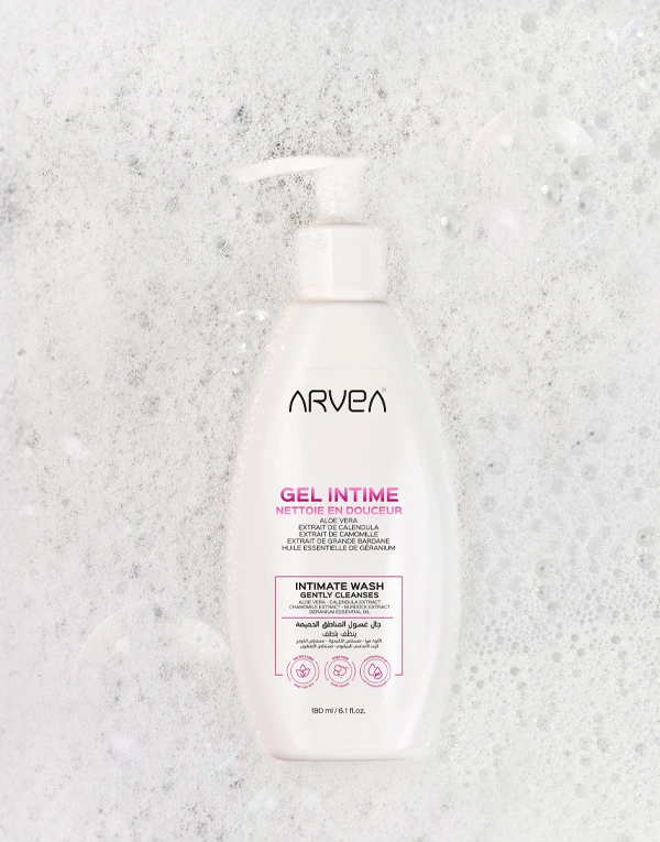 كريم أرفيا سيكس كريم لايت تان SPF 50 بعبوة بيضاء لترطيب البشرة وتفتيحها مع حماية عالية من الشمس