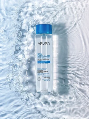 ماء ميسيلار أرفيا لإزالة المكياج بعبوة شفافة مع غطاء أزرق مناسب للبشرة الحساسة