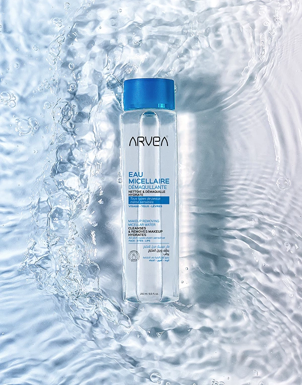 ماء ميسيلار أرفيا لإزالة المكياج بعبوة شفافة مع غطاء أزرق مناسب للبشرة الحساسة