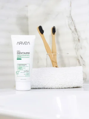 جل أرفيا للعناية بالأسنان بعبوة بيضاء لتنظيف الأسنان وتقليل البلاك ومنح نفس منعش